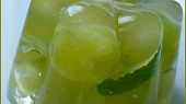 Želé bábovičky s hroznovým vínem, Na rozpuštění želatiny byla použitá neperlivá Dobrá voda-bílé hrozny. 