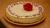 Cheesecake, Použila jsem pouze lučinu a jelikož neobasahuje tolik vody jako tvaroh, krásně dortík zatuhl. Toto je výzdoba dortíku pro mou dceru k 1. narozeninkám.