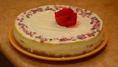 Cheesecake, Použila jsem pouze lučinu a jelikož neobasahuje tolik vody jako tvaroh, krásně dortík zatuhl. Toto je výzdoba dortíku pro mou dceru k 1. narozeninkám.