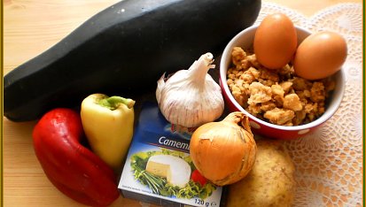 Cuketovo - zeleninové placičky se škvarkama a sýrem, část použitých surovin
