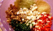 Cuketovo - zeleninové placičky se škvarkama a sýrem, připravené nastrouhané a nakrájené suroviny