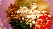 Cuketovo - zeleninové placičky se škvarkama a sýrem, připravené nastrouhané a nakrájené suroviny