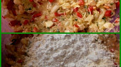 Cuketovo - zeleninové placičky se škvarkama a sýrem, 1.přidáme vajíčka,koření a promícháme2.zasypeme moukou a solamylem a vypracujeme těsto na placky