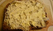 Domácí sýr z domácího kefíru, Na vlastnoručně upečeném chlebíčku