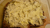 Domácí sýr z domácího kefíru, Na vlastnoručně upečeném chlebíčku