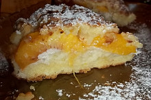Drobenkový koláč s tvarohem a broskvemi