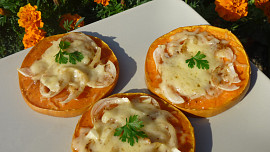 Dýně s cibulí, česnekem a sýrem