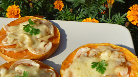 Dýně s cibulí, česnekem a sýrem