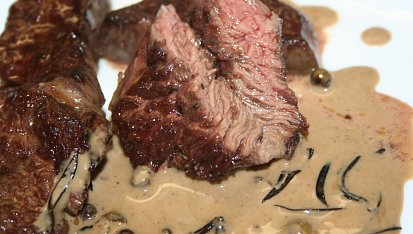Hanger steak s přelivem ze zeleného pepře
