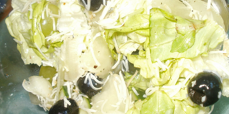 Hroznový salát s olivama