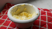 Kapr na česneku a feferonkách, máslo s česnekem