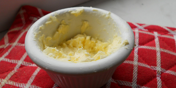 máslo s česnekem