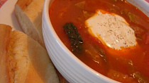 Kapustová polévka s rajčaty a uzenou paprikou