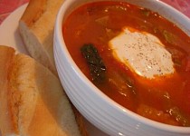 Kapustová polévka s rajčaty a uzenou paprikou
