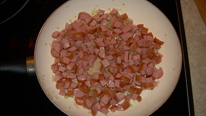 Když zbydou vařené brambory, orestovaná cibulka + párek