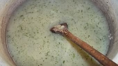 Koule v omáčkové kapustě, cibuli s moukou naředíme vodou...