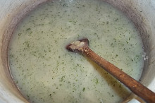 cibuli s moukou naředíme vodou...