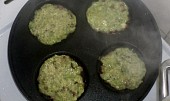 Křehké brokolicové placky, smažení