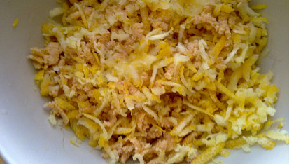 Křehký jablko-švestkový koláč