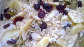 Křehký jablko-švestkový koláč