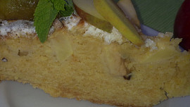 Křehký jablko-švestkový koláč