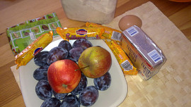 Křehký jablko-švestkový koláč