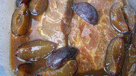 Krkovice v rumu s čerstvými švestkami