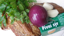 Křupavé bramboráčky s pivním sýrem a uzeným