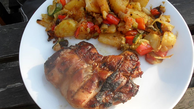 Kuřecí grilík s barevným pekáčkem