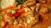 Kuřecí plátky na špeku a čerstvých paprikách, detail hotového pokrmu