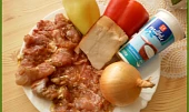Kuřecí plátky na špeku a čerstvých paprikách, část použitých surovin