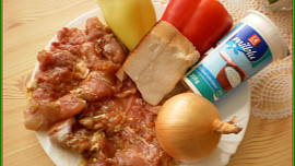 Kuřecí plátky na špeku a čerstvých paprikách