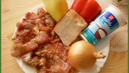 Kuřecí plátky na špeku a čerstvých paprikách, část použitých surovin