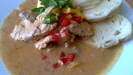 Kuřecí plátky na špeku a čerstvých paprikách