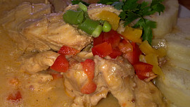 Kuřecí plátky na špeku a čerstvých paprikách