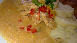 Kuřecí plátky na špeku a čerstvých paprikách