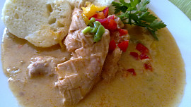 Kuřecí plátky na špeku a čerstvých paprikách