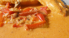 Kuřecí plátky na špeku a čerstvých paprikách