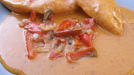 Kuřecí plátky na špeku a čerstvých paprikách