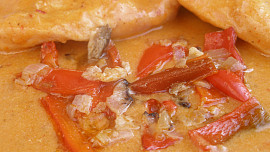 Kuřecí plátky na špeku a čerstvých paprikách