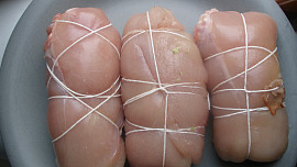 Kuřecí roládky s brokolicovou náplní