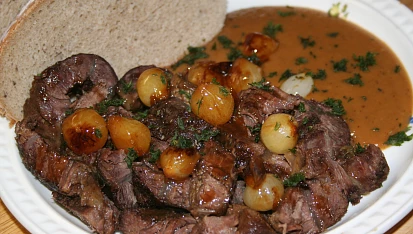 Osso buco s perníkovou omáčkou a karamelizovanými cibulkami
