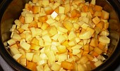 Pečené brambory s oranžovou dýní a bylinkami