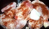 Pečené kuře na adžice s broskví (kuře posypeme adžikou...)