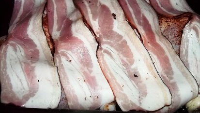 Pečené kuře na adžice s broskví, rozložíme na kuře slaninu...