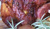 Pečené uzené koleno, detail kolena pečeného