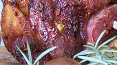 Pečené uzené koleno, detail kolena pečeného