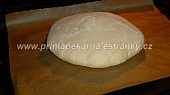 Pita chleby (začíná se nafukovat)