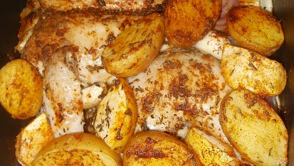 Ploché kuře (Crapaudine) s pečenými cibulemi, brambory a jablky