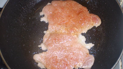 Přírodní plátek s pepřovým přelivem